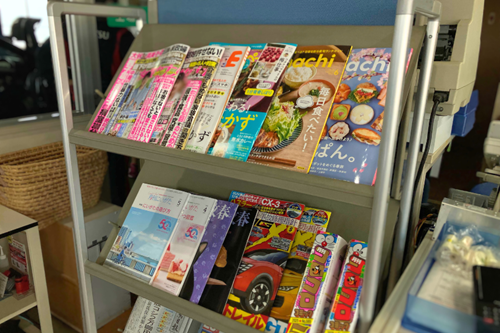 ダイハツ新津雑誌コーナー